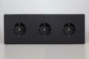 Tripla süllyesztett Schuko dugaszoló aljzat - matt fekete